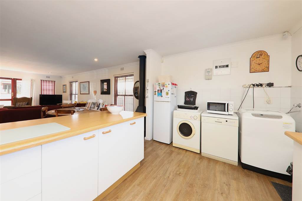 3 Bed House in Plumstead photo number 10