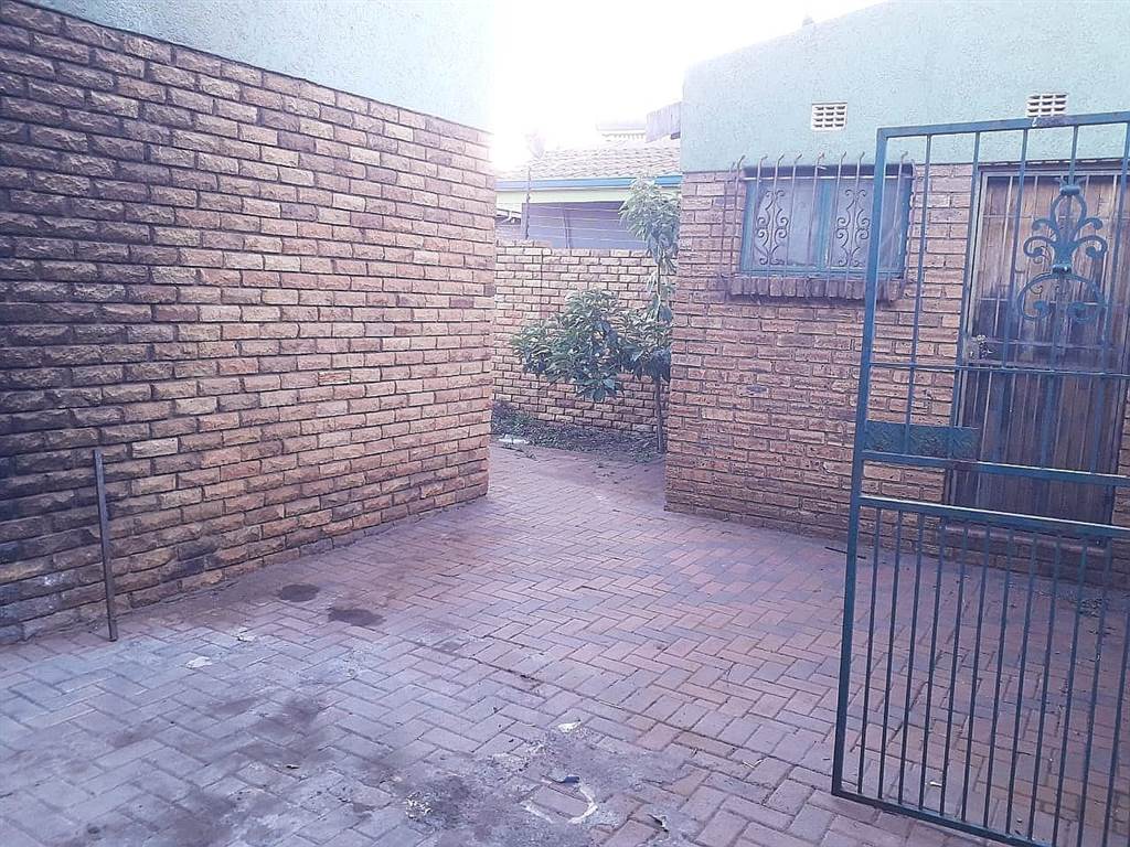4 Bed House in Lenasia photo number 13