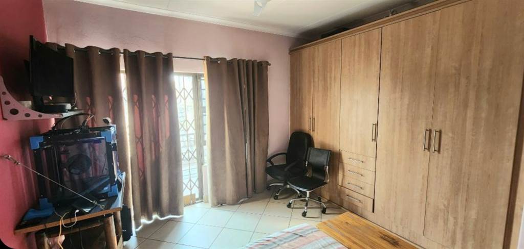4 Bed House in Kempton Park Central photo number 17