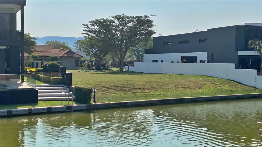 860 m² Land