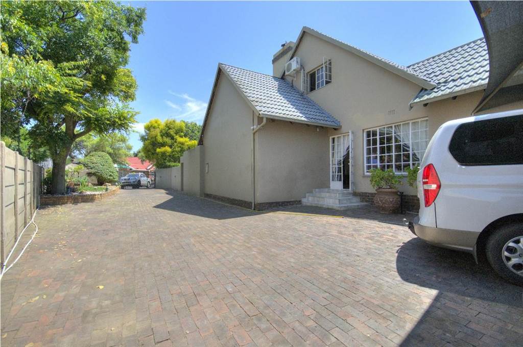 5 Bed House in Brackendowns photo number 14