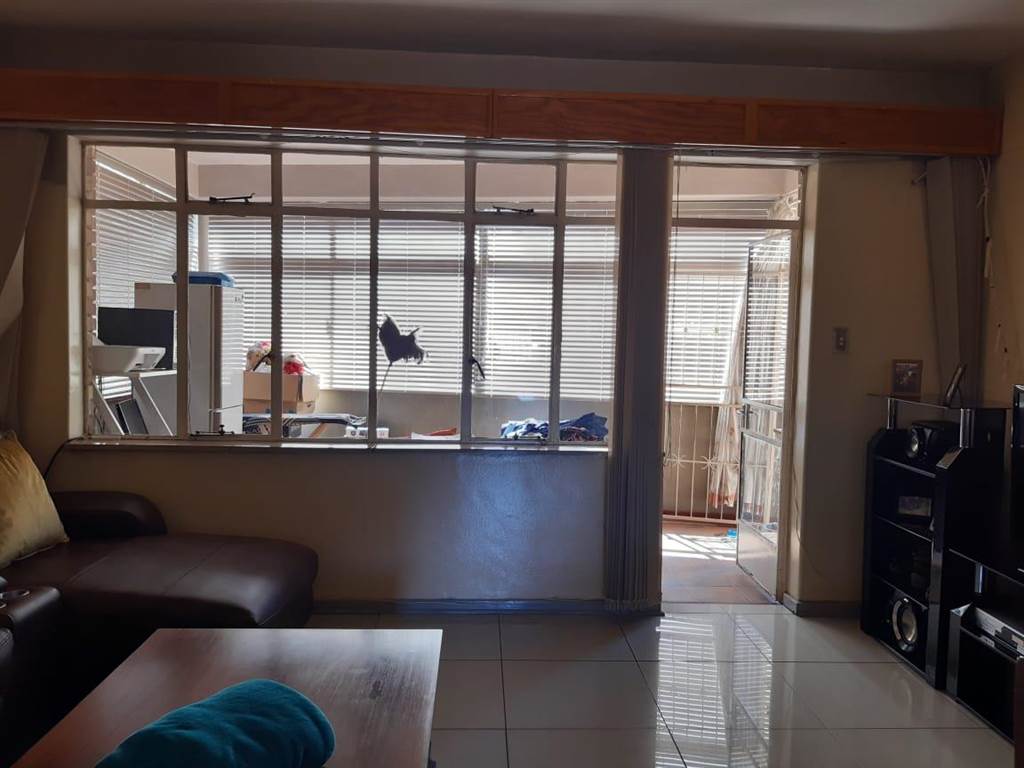 2 Bed Apartment in Carletonville photo number 2