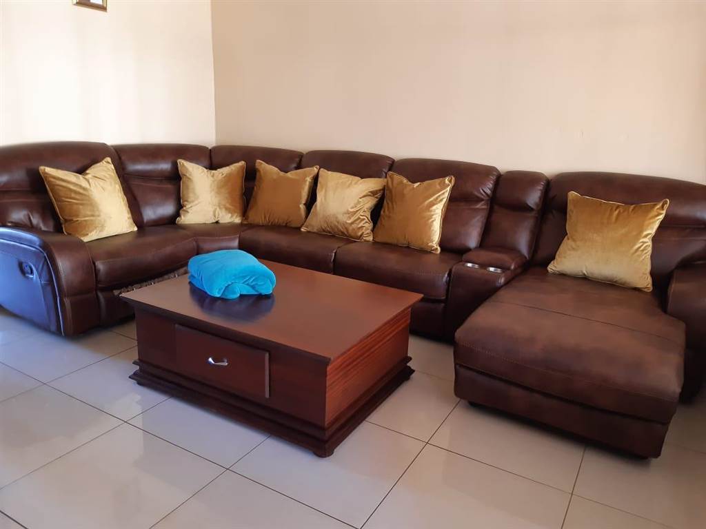2 Bed Apartment in Carletonville photo number 8