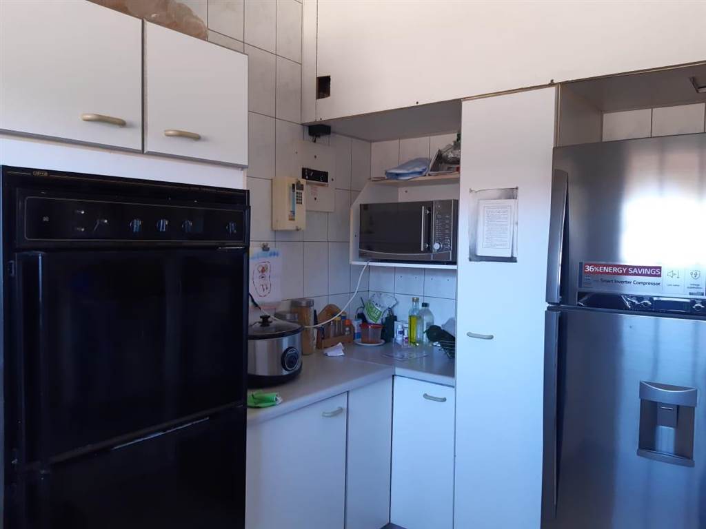 2 Bed Apartment in Carletonville photo number 3