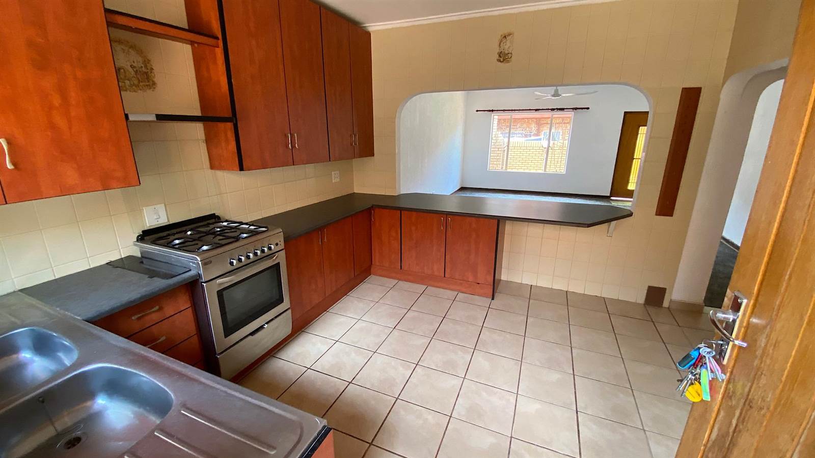 2 Bed Townhouse in Carletonville photo number 2