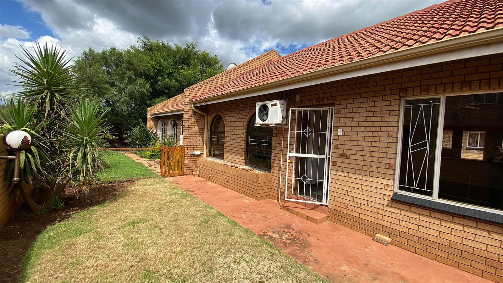 2 Bed Townhouse in Carletonville photo number 17