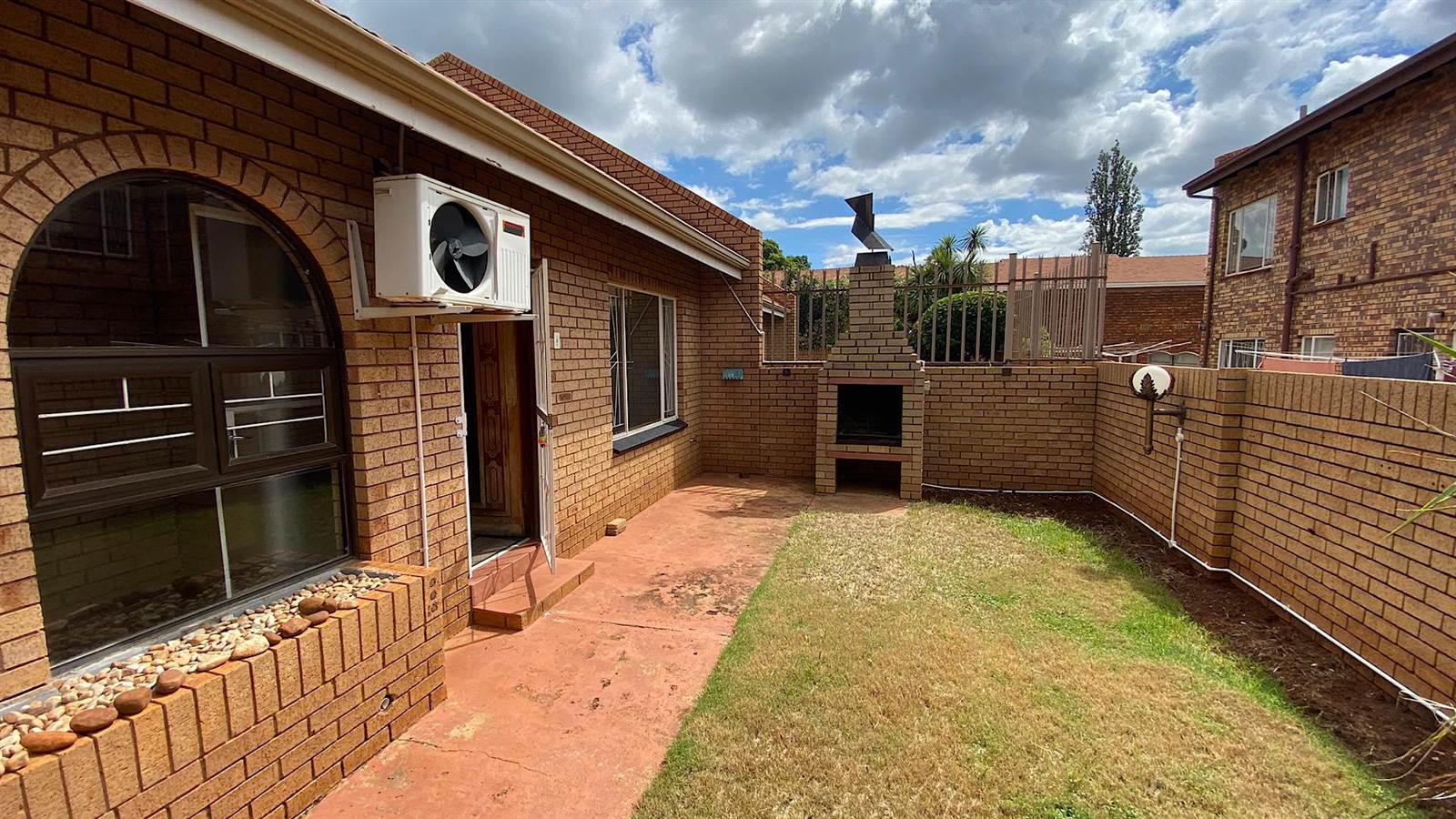 2 Bed Townhouse in Carletonville photo number 1