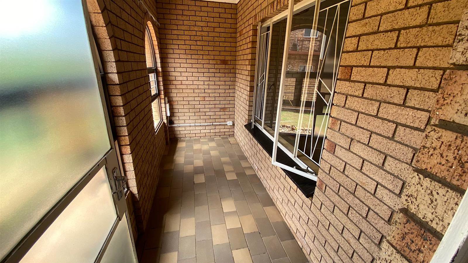 2 Bed Townhouse in Carletonville photo number 9