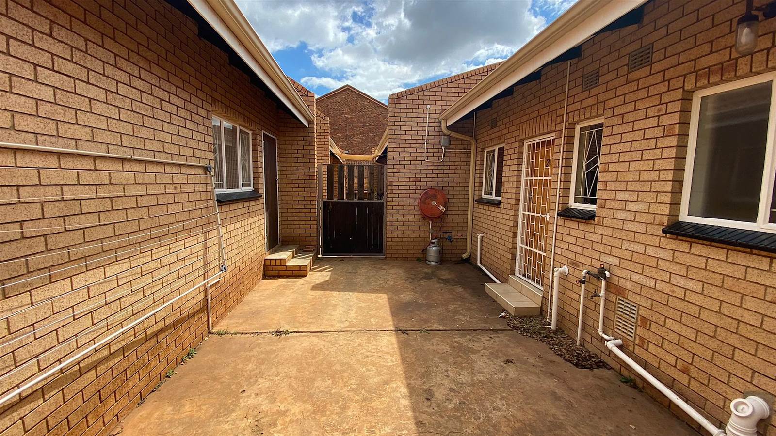 2 Bed Townhouse in Carletonville photo number 20