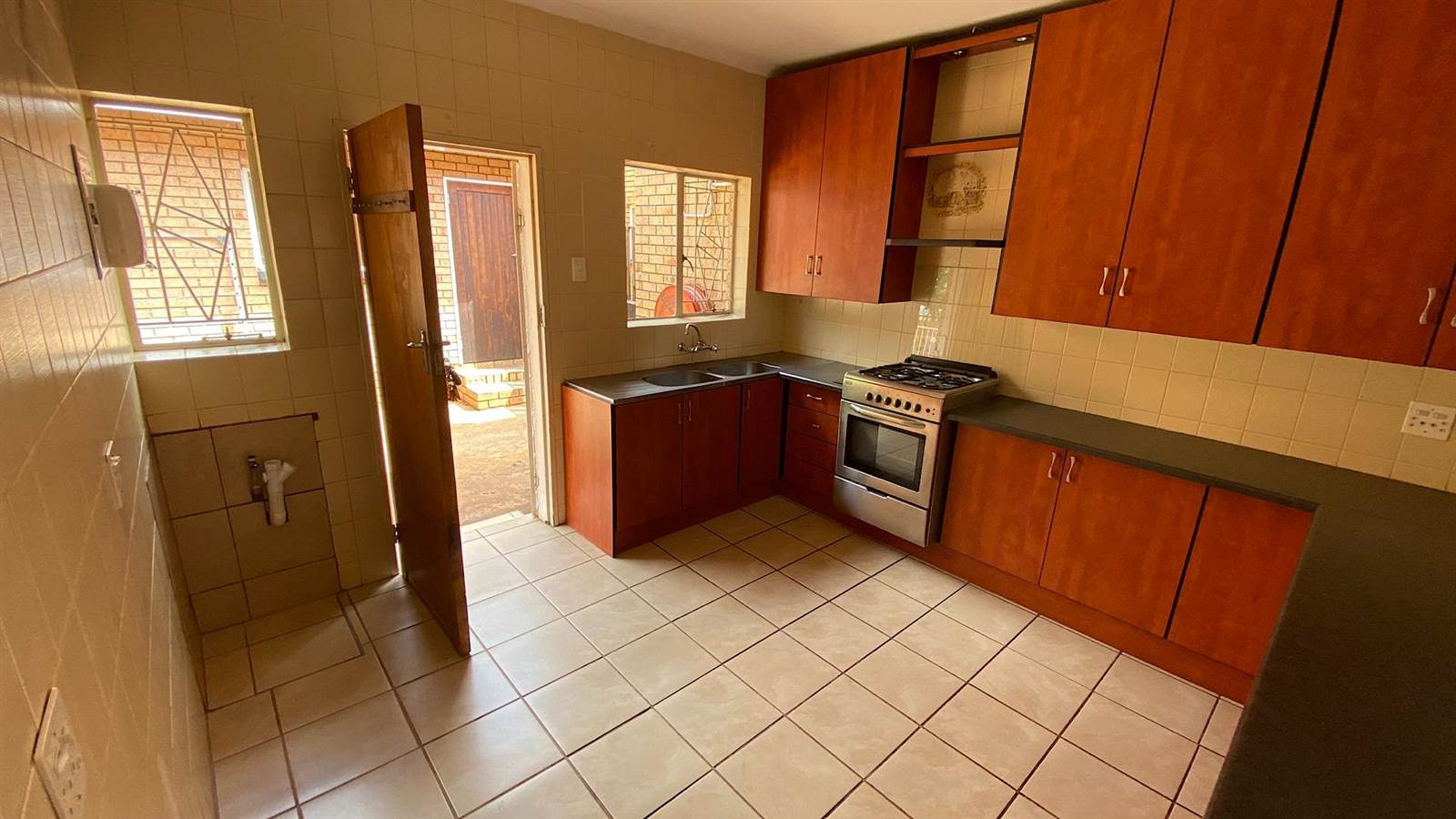 2 Bed Townhouse in Carletonville photo number 3