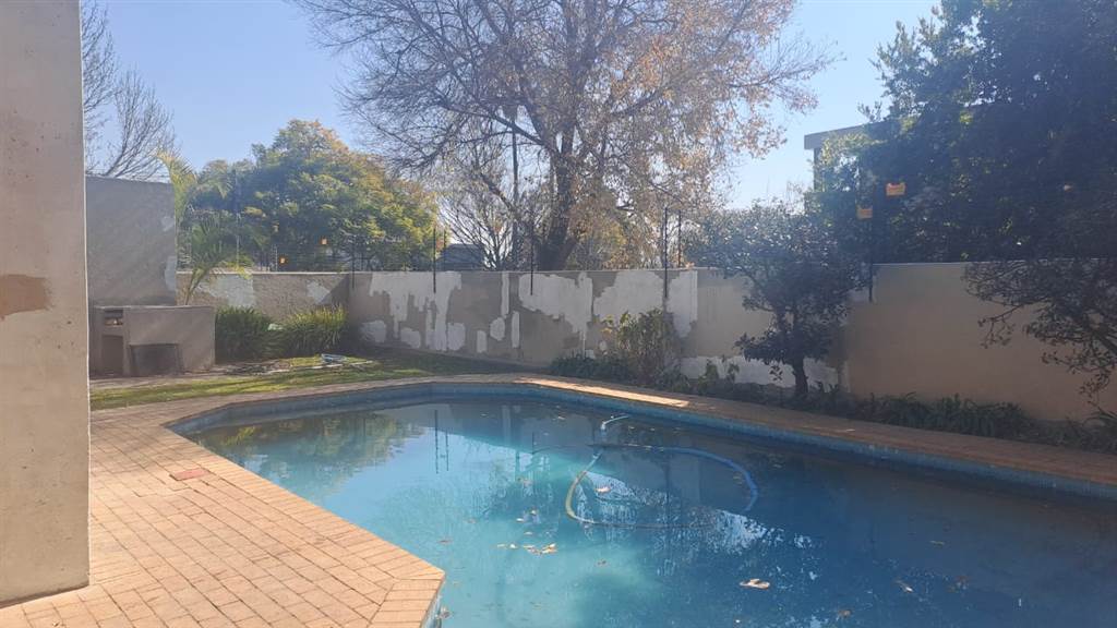 1 Bed Apartment in Craighall photo number 11