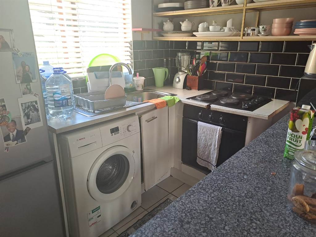 1 Bed Apartment in Craighall photo number 5