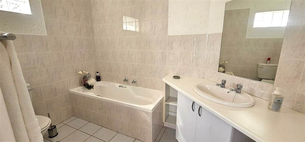 3 Bed Townhouse in Vaal Marina photo number 24