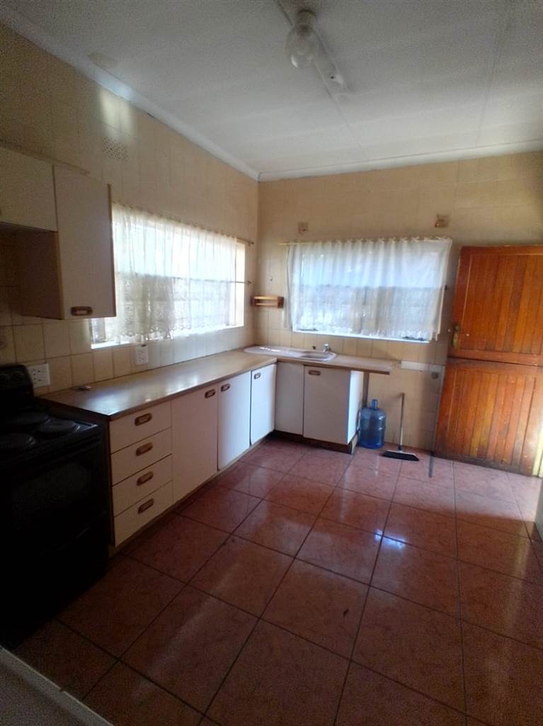 6 Bed House in Rosettenville photo number 5
