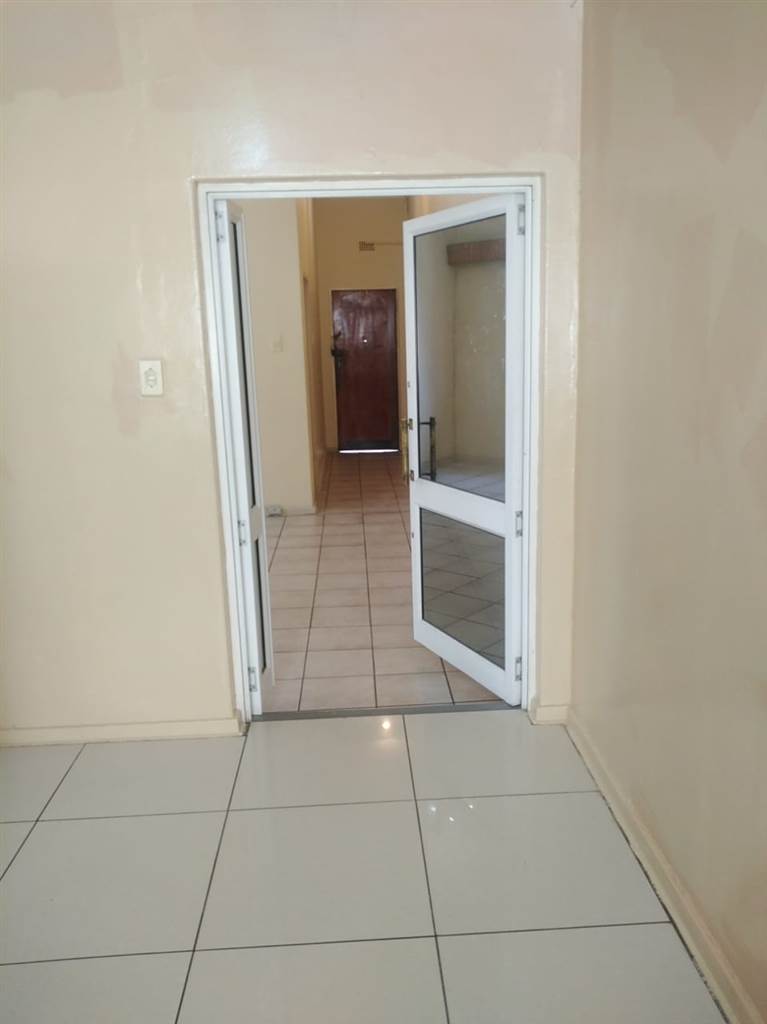 6 Bed House in Rosettenville photo number 7