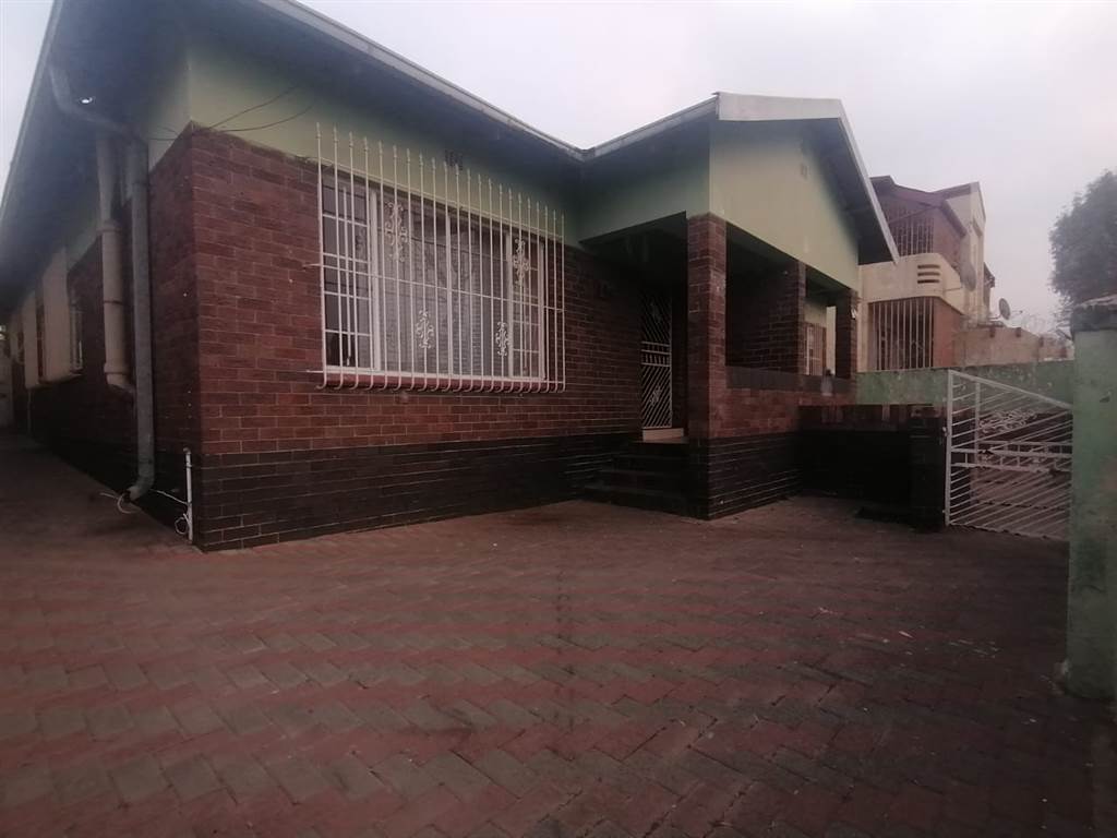 6 Bed House in Rosettenville photo number 1