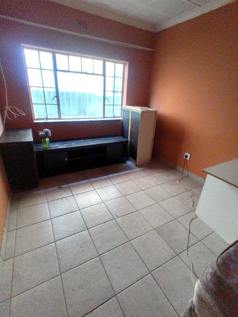 6 Bed House in Rosettenville photo number 4