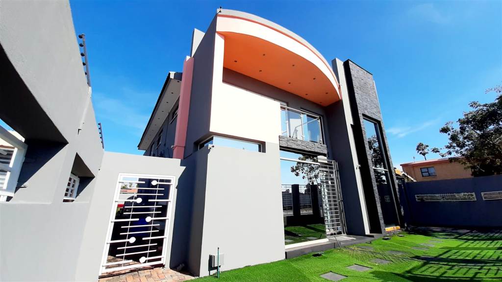 5 Bed House in Lenasia photo number 3