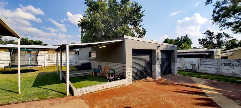 3 Bed House in Rensburg photo number 26