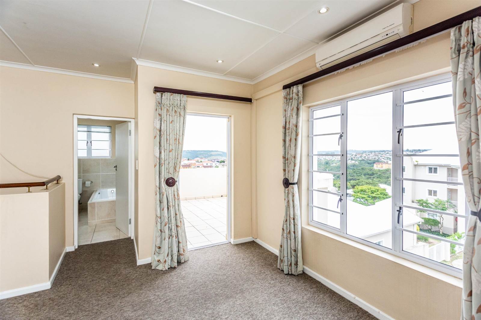 3 Bed Apartment in Beacon Bay photo number 23
