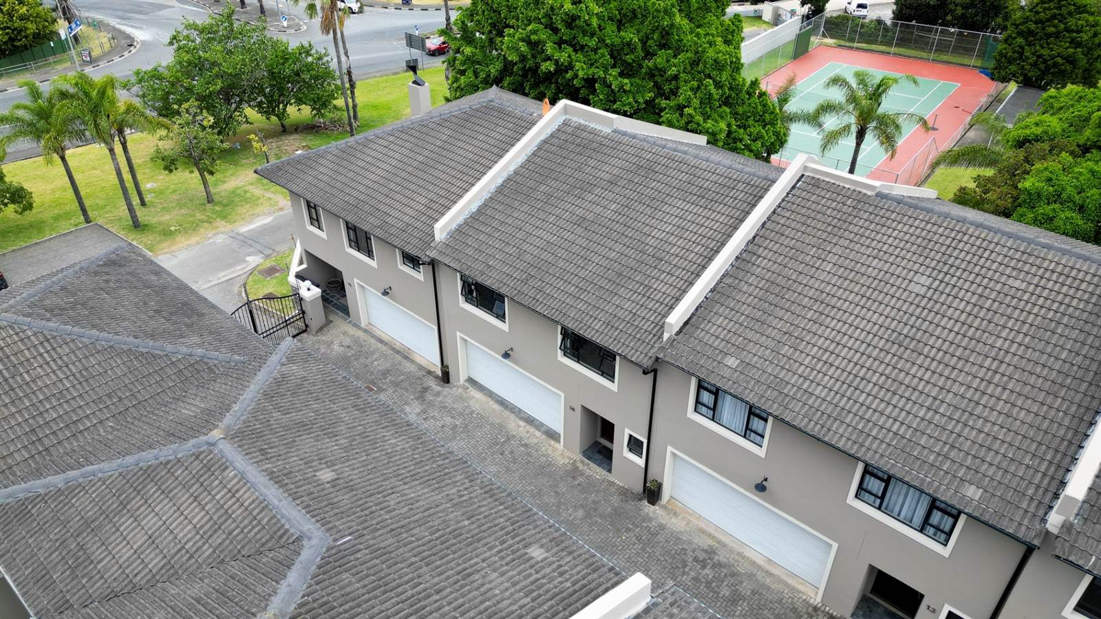 4 Bed Townhouse in Beacon Bay photo number 24
