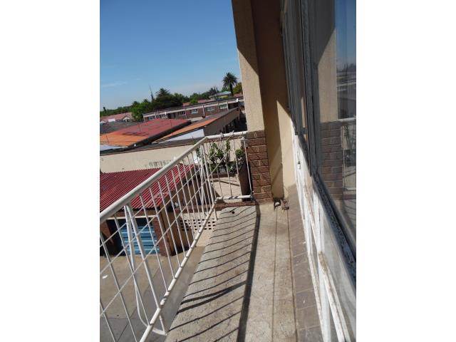 2 Bed Flat in Vereeniging Central photo number 9