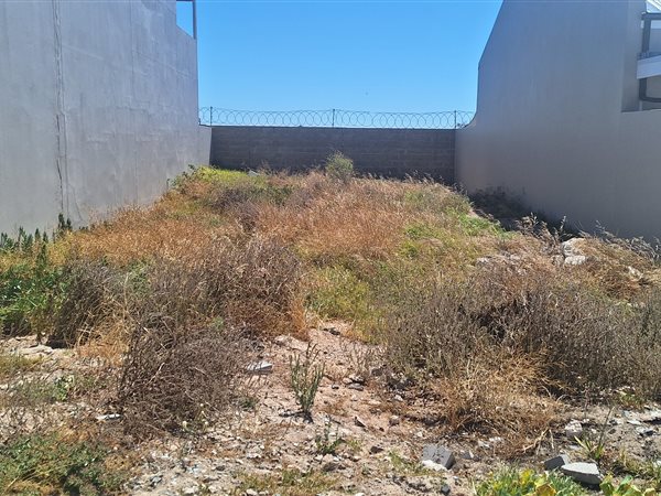160 m² Land available in Country Club