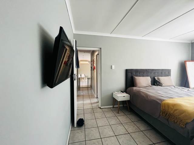 3 Bed Simplex in Montclair photo number 12