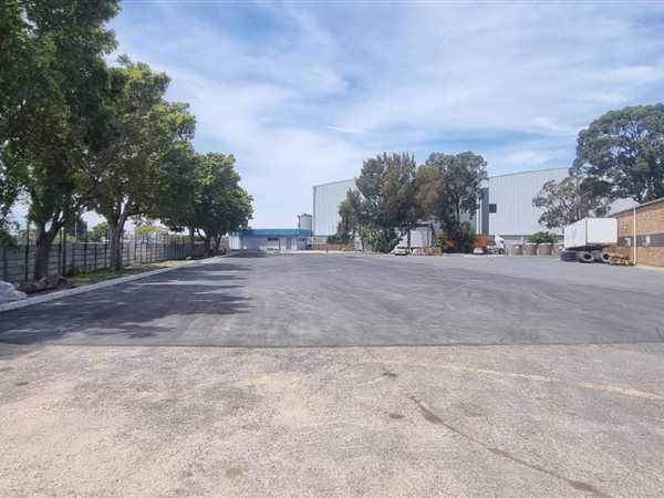 1 300  m² Industrial space