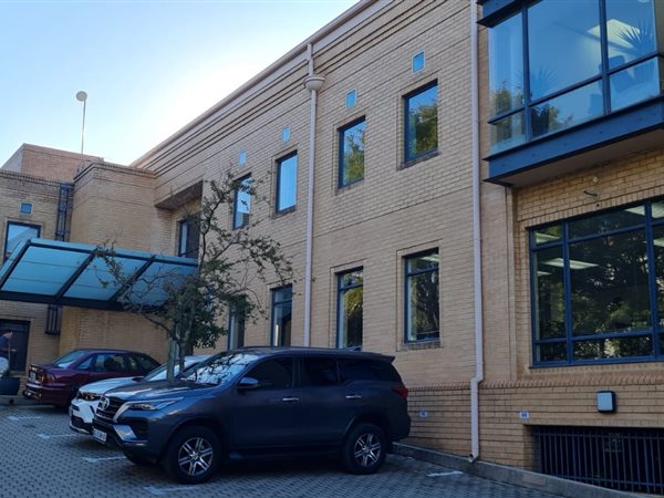 139  m² Office Space in Illovo