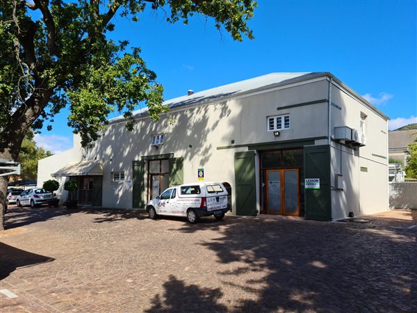 385  m² Commercial space