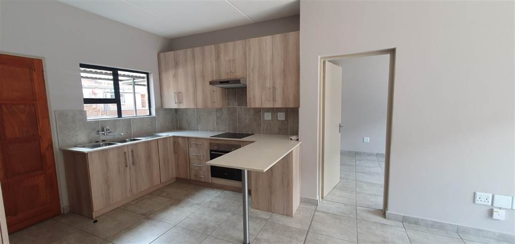 3 Bed Apartment in Witbank Central photo number 4
