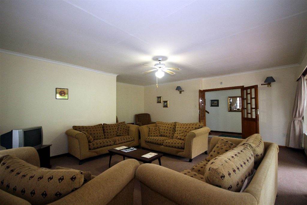 7 Bed House in Scottburgh Central photo number 4