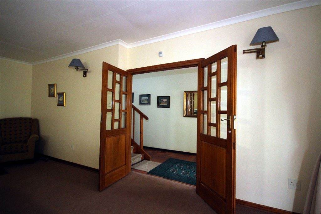 7 Bed House in Scottburgh Central photo number 3