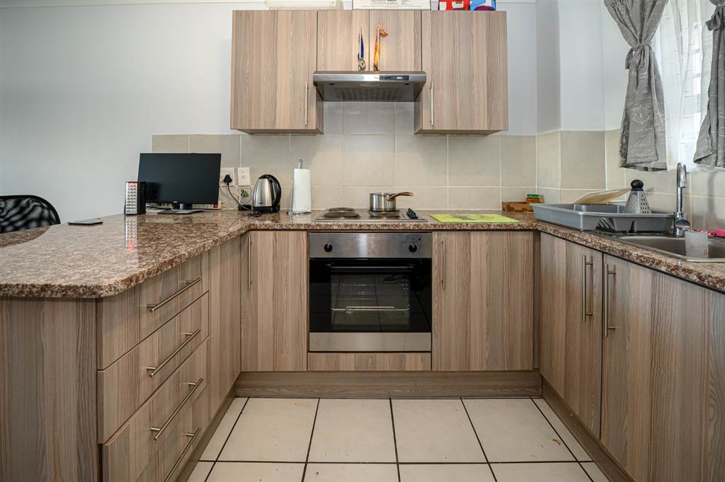 2 Bed Apartment in Stellenbosch Central photo number 6