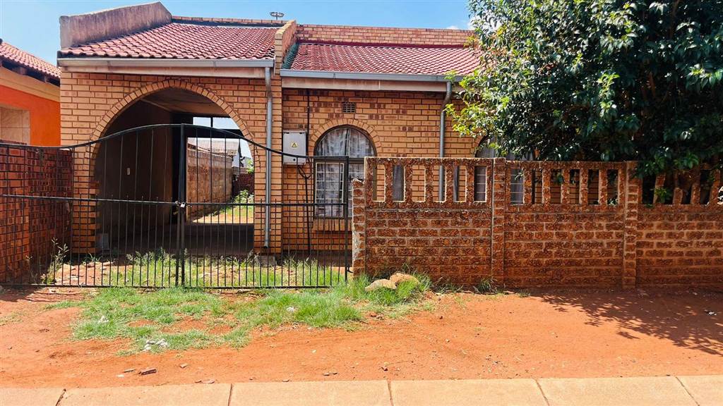 4 Bed House in Johannesburg Central and CBD photo number 4