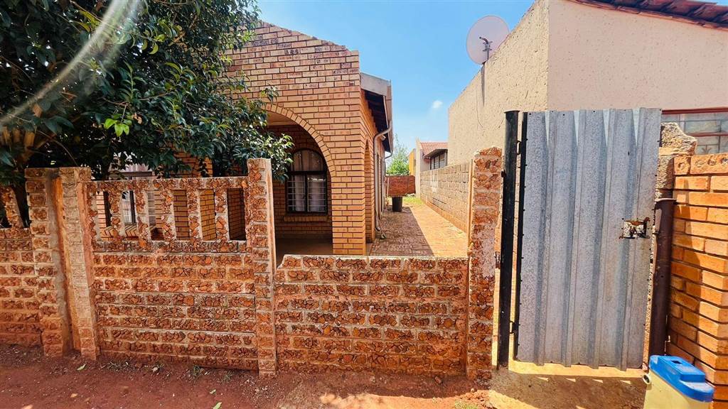 4 Bed House in Johannesburg Central and CBD photo number 6