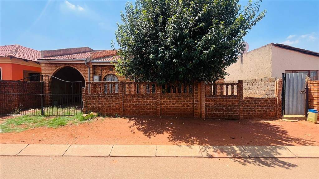 4 Bed House in Johannesburg Central and CBD photo number 2