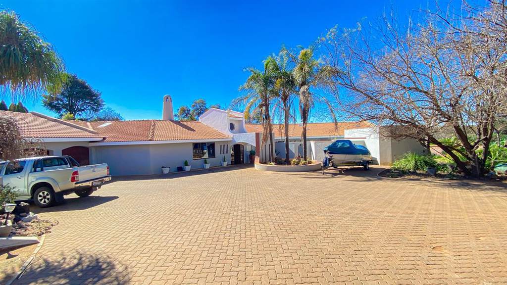 4 Bed House in Raslouw AH photo number 3