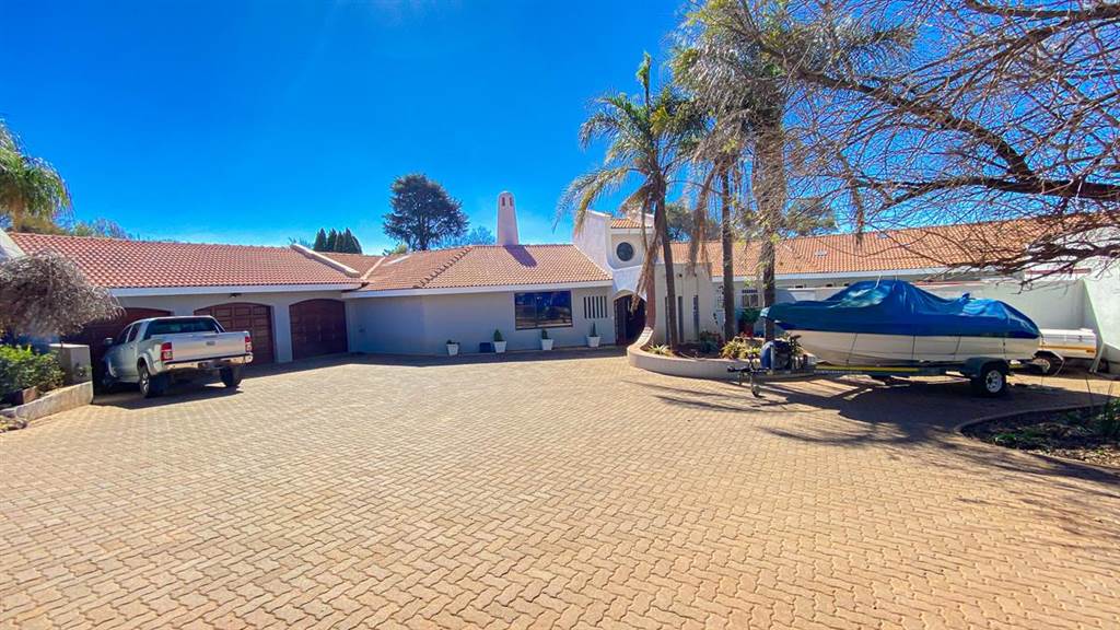 4 Bed House in Raslouw AH photo number 2
