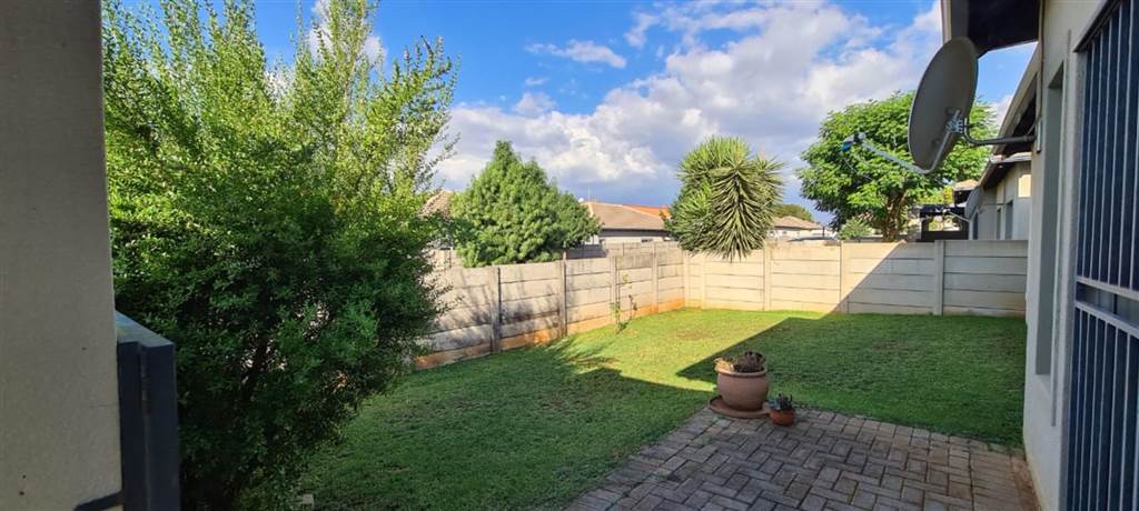 2 Bed Townhouse in Ruimsig photo number 20