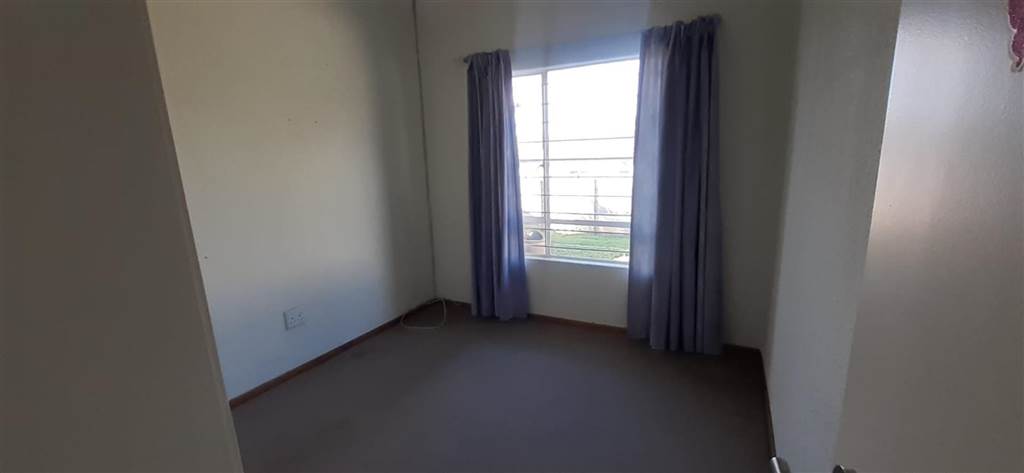 2 Bed Townhouse in Ruimsig photo number 13