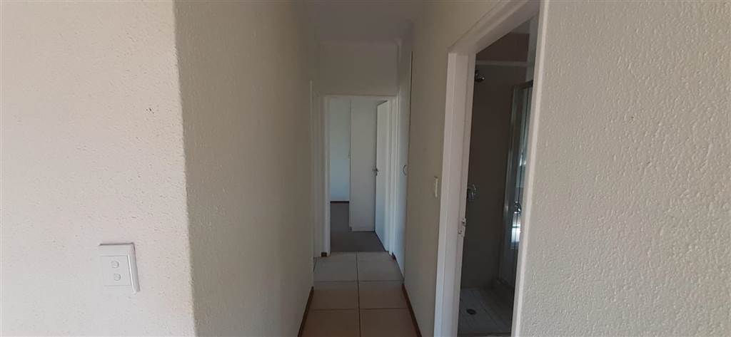 2 Bed Townhouse in Ruimsig photo number 8