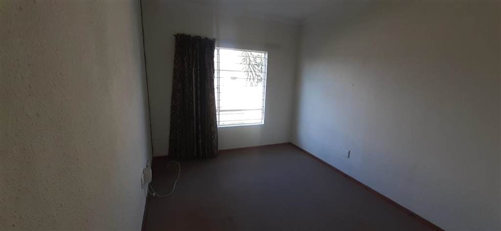 2 Bed Townhouse in Ruimsig photo number 12