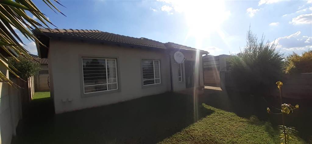 2 Bed Townhouse in Ruimsig photo number 1