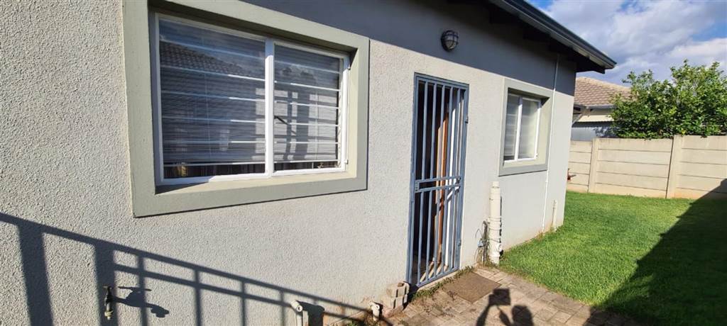 2 Bed Townhouse in Ruimsig photo number 19