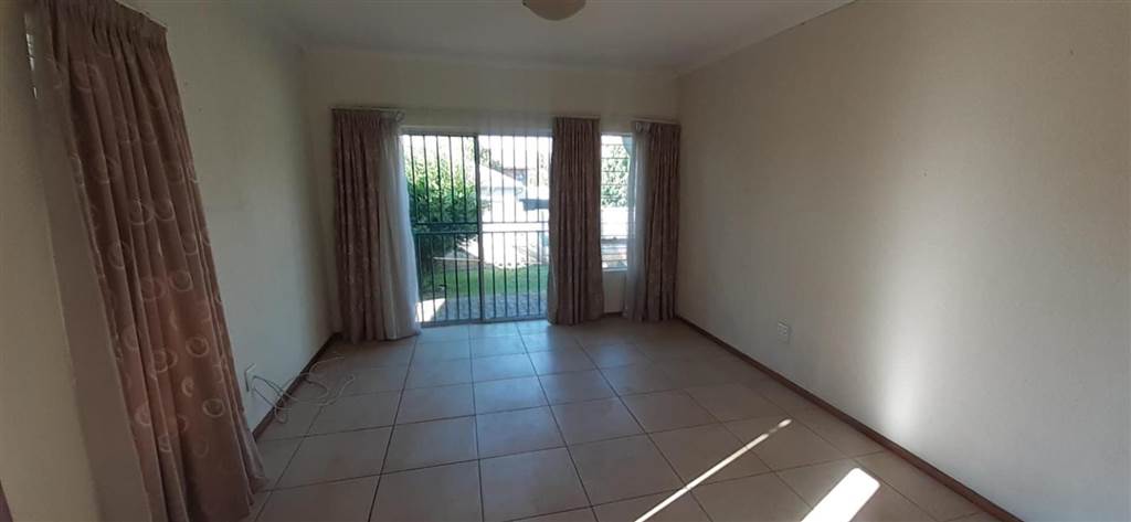 2 Bed Townhouse in Ruimsig photo number 6