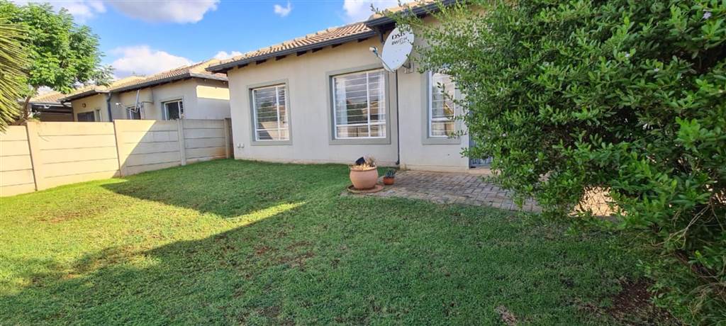2 Bed Townhouse in Ruimsig photo number 18