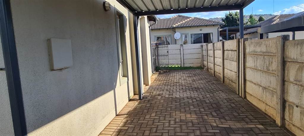 2 Bed Townhouse in Ruimsig photo number 15