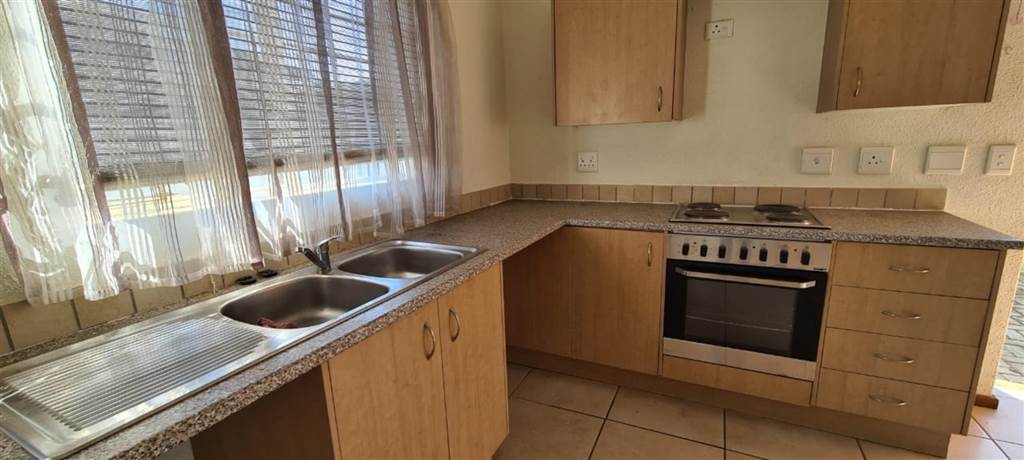 2 Bed Townhouse in Ruimsig photo number 4